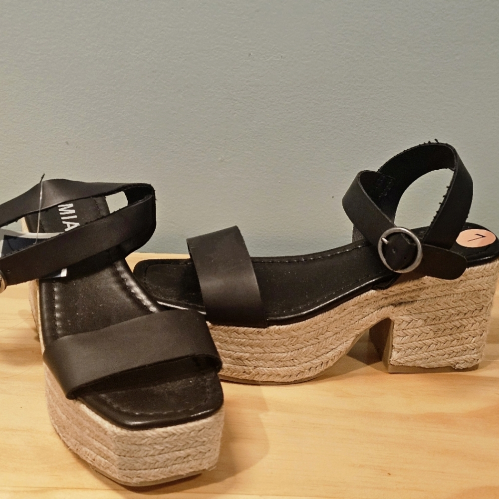 NWT-MIA 3in Black Block Heel Sandals